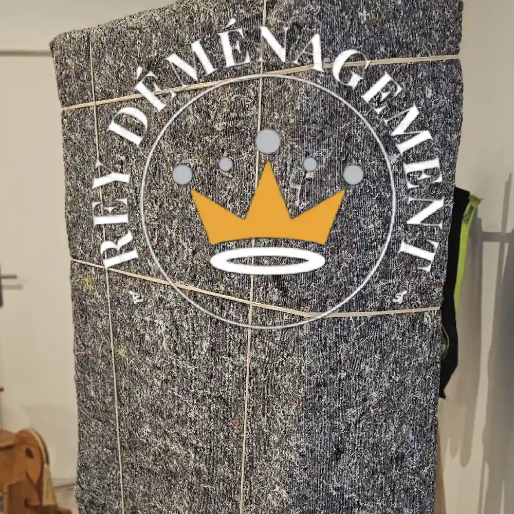 Armoire emballée dans une couverture de déménagement ficelée
