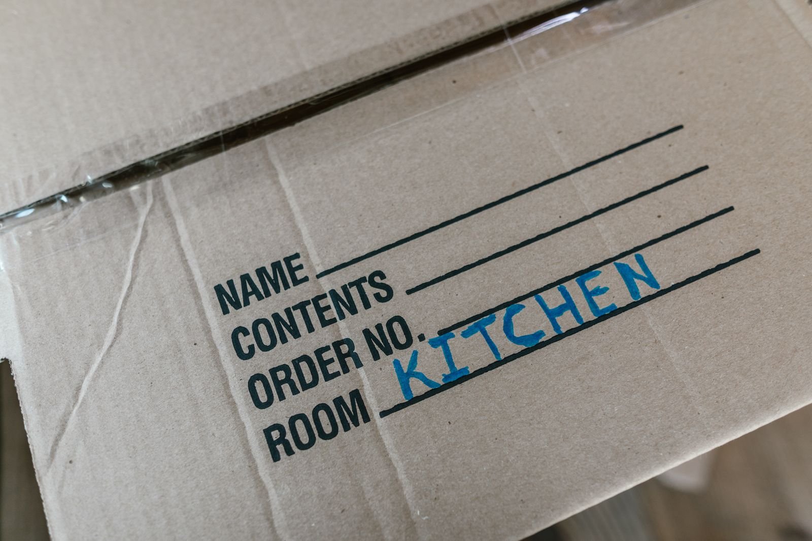 Carton de déménagement étiqueté pour la cuisine