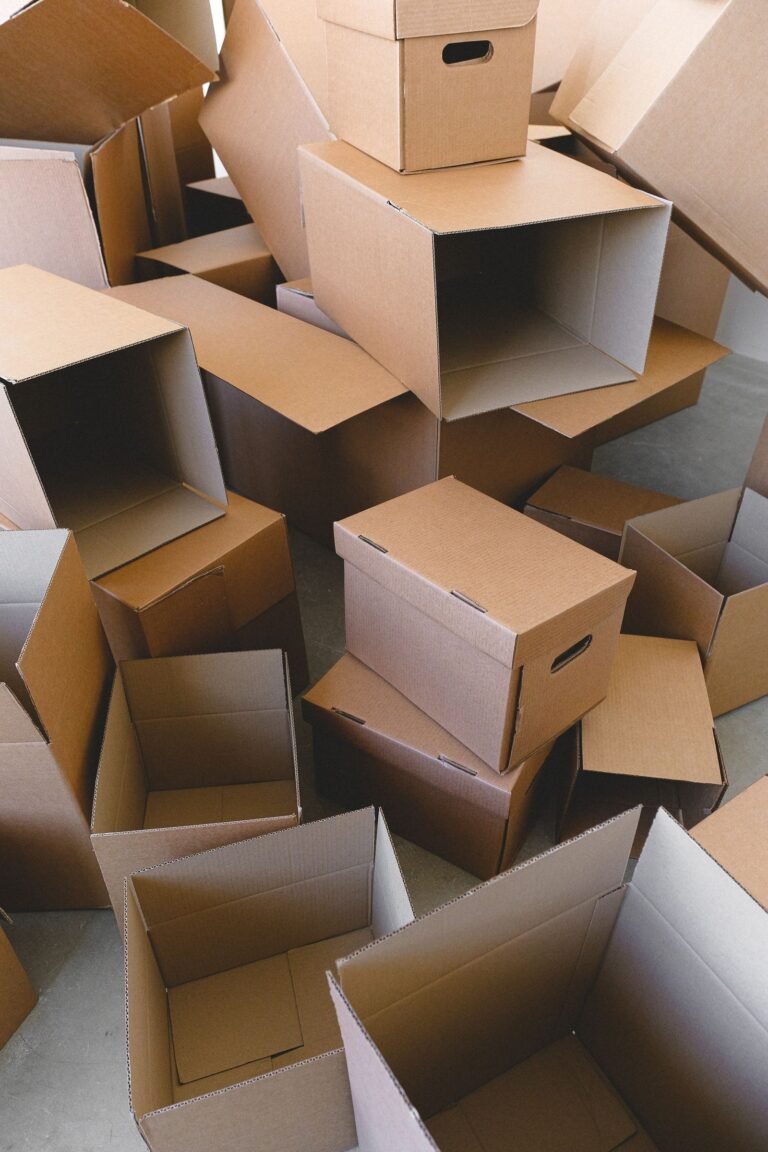 Pile de cartons de déménagement vides, prêts à être remplis