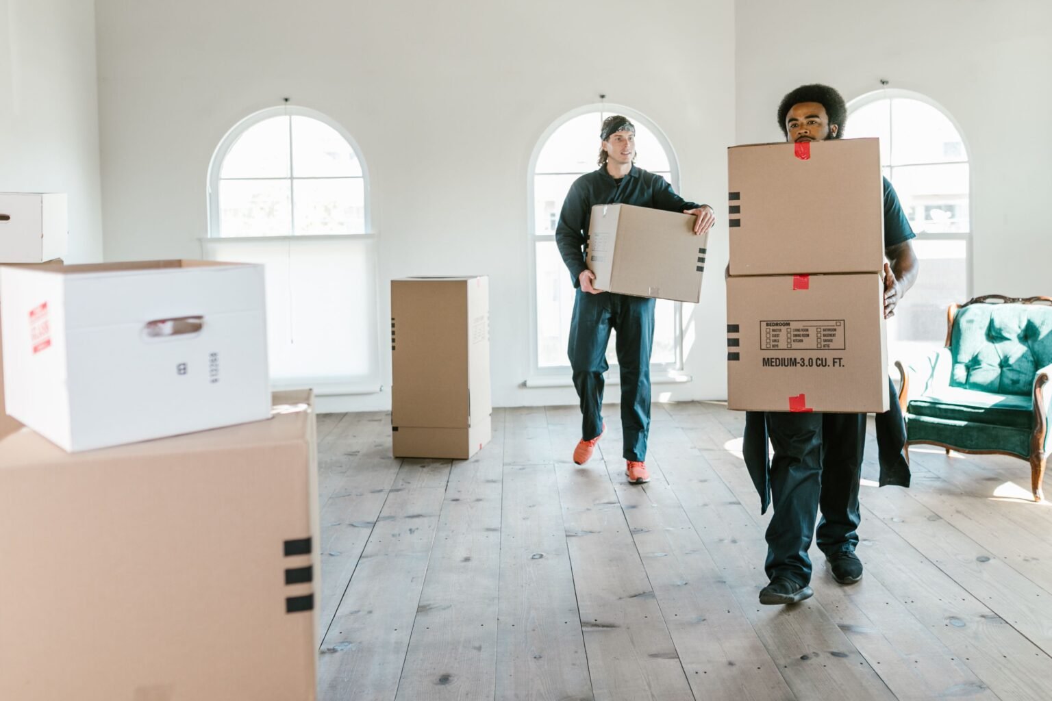 Déménageurs au travail devant un logement