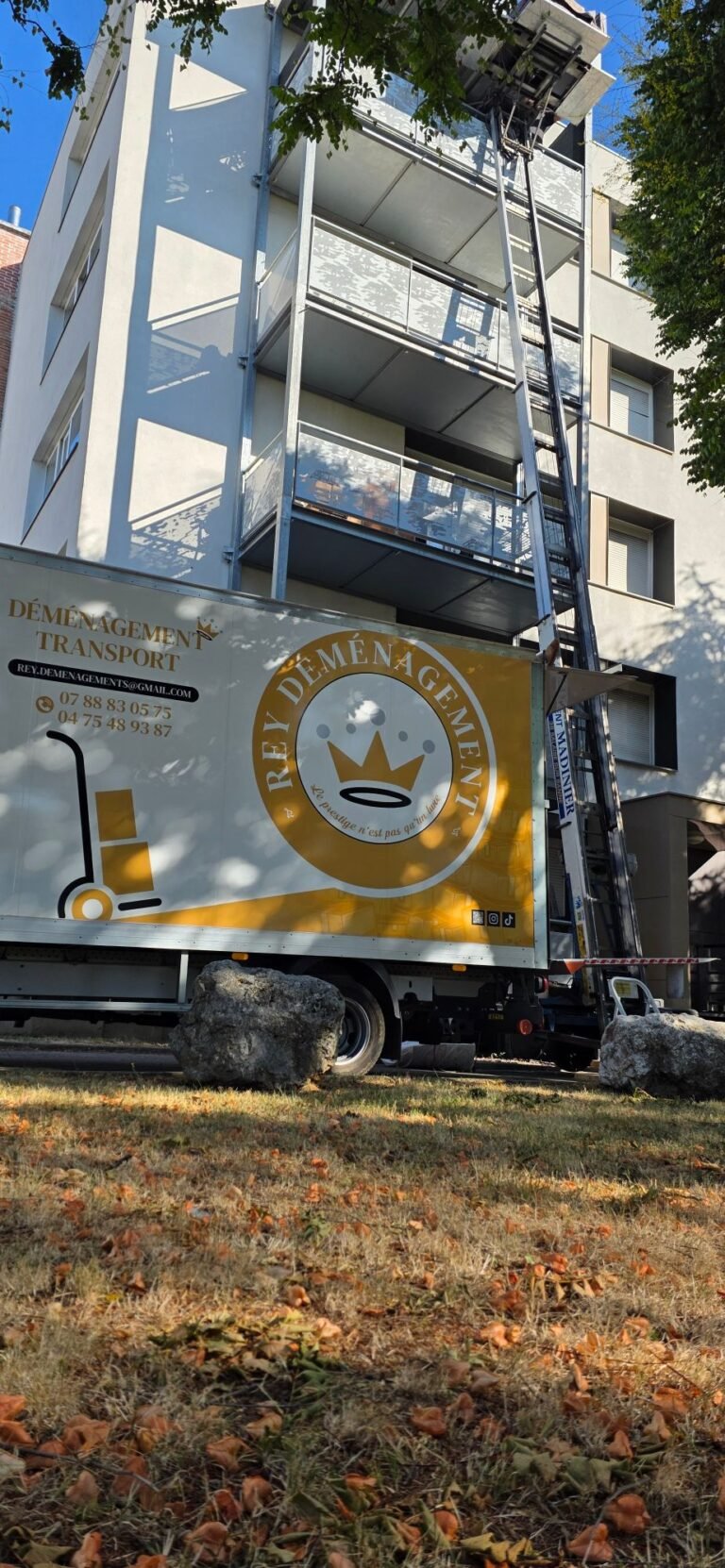 Camion Rey Déménagement et monte-meubles devant un immeuble
