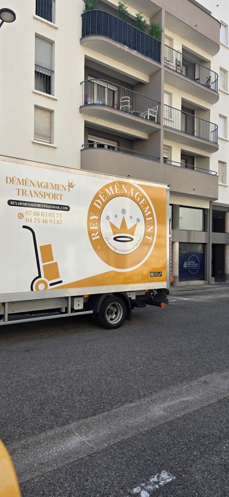 Camion de l’entreprise familiale de déménagement Rey, devant un immeuble