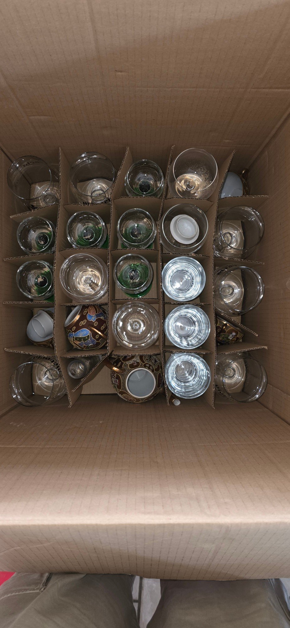 Carton à croisillons rempli de verres et de tasses