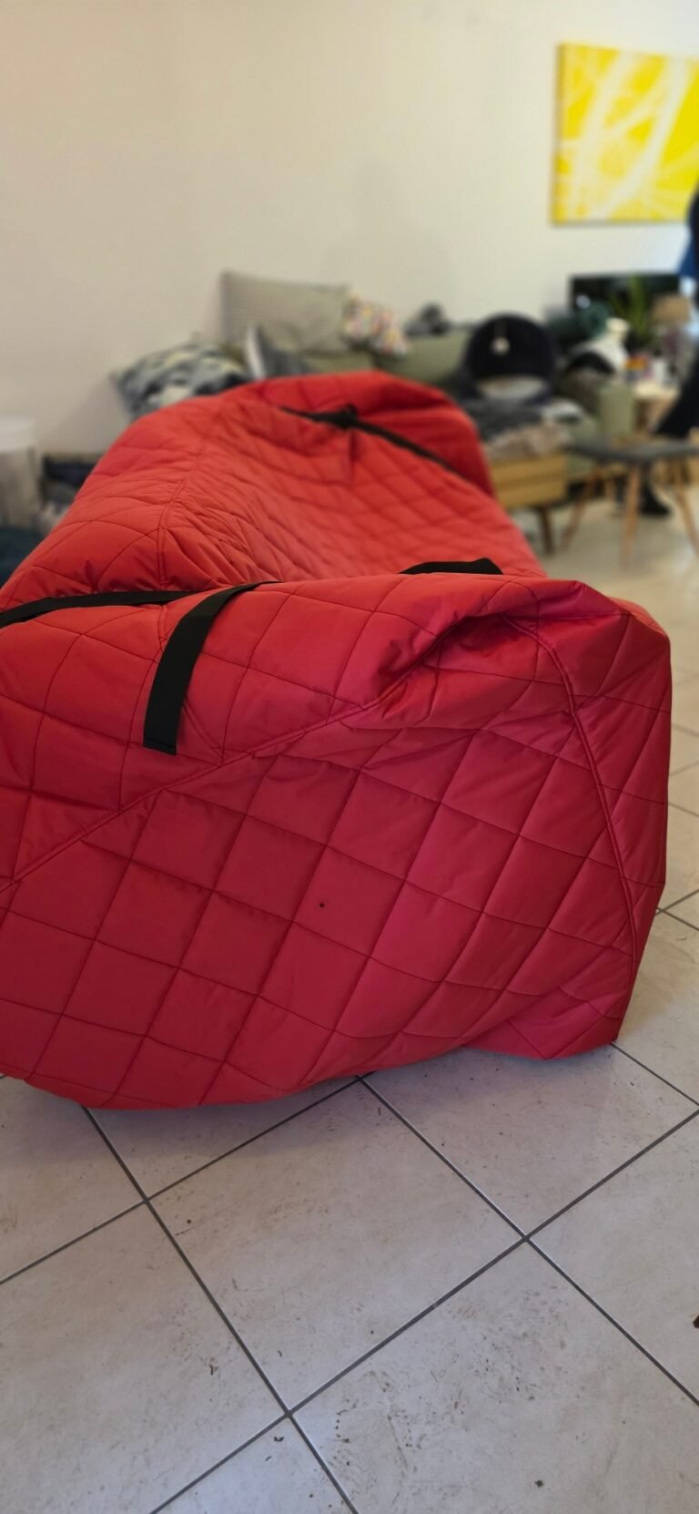 Matelas protégé par une housse de déménagement rouge