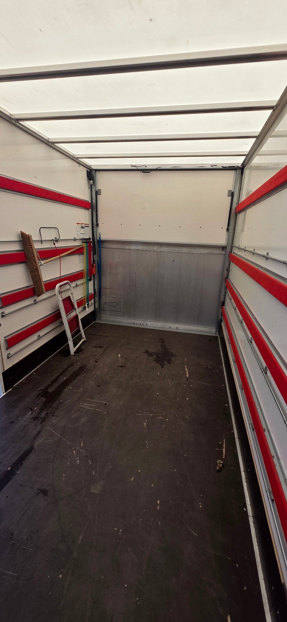 Intérieur du camion de déménagement, vide et balayé