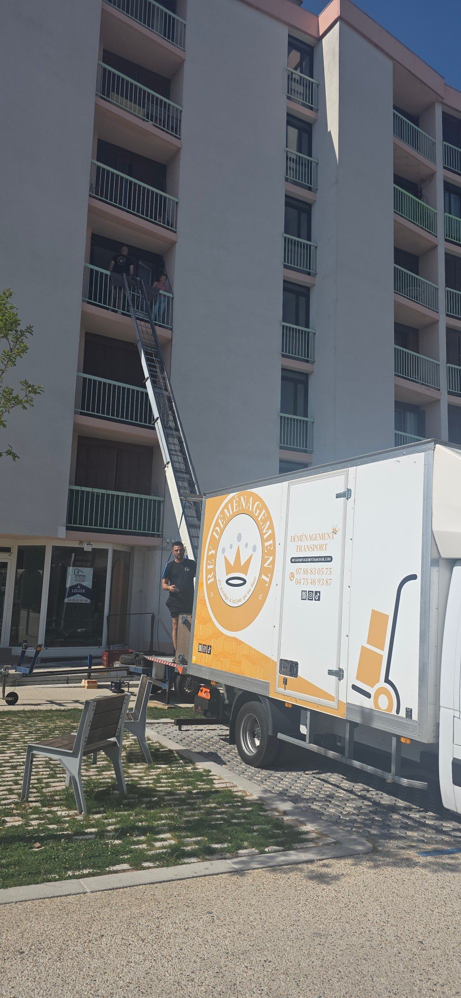 Monte-meubles déployé jusqu’au balcon d’un immeuble