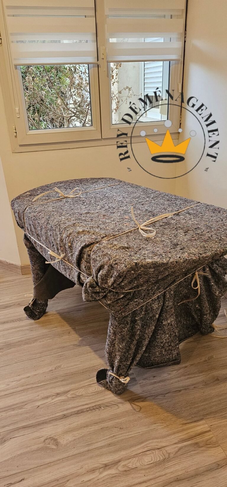 Table emballée dans une couverture de déménagement et ficelée
