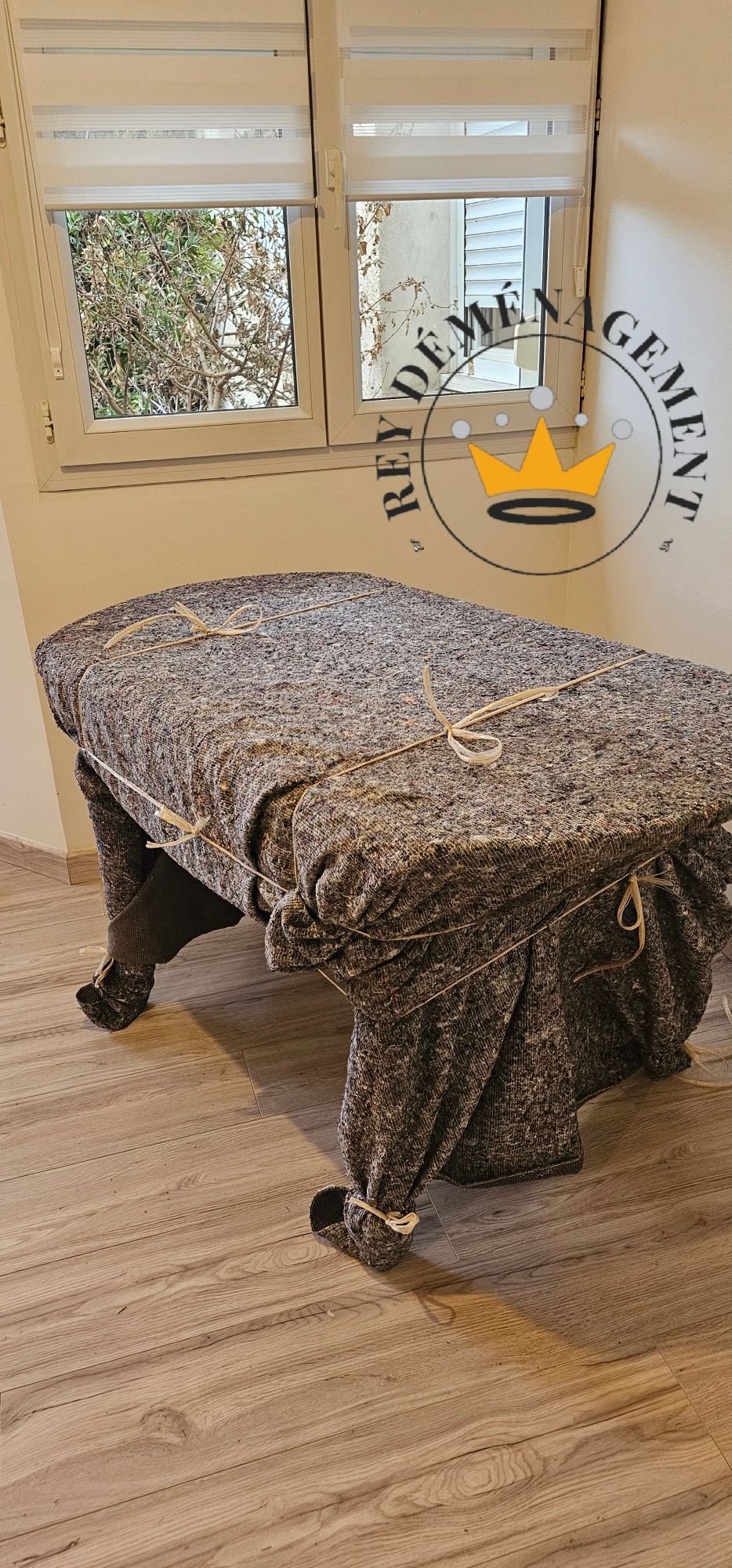 Table emballée dans une couverture de déménagement et ficelée