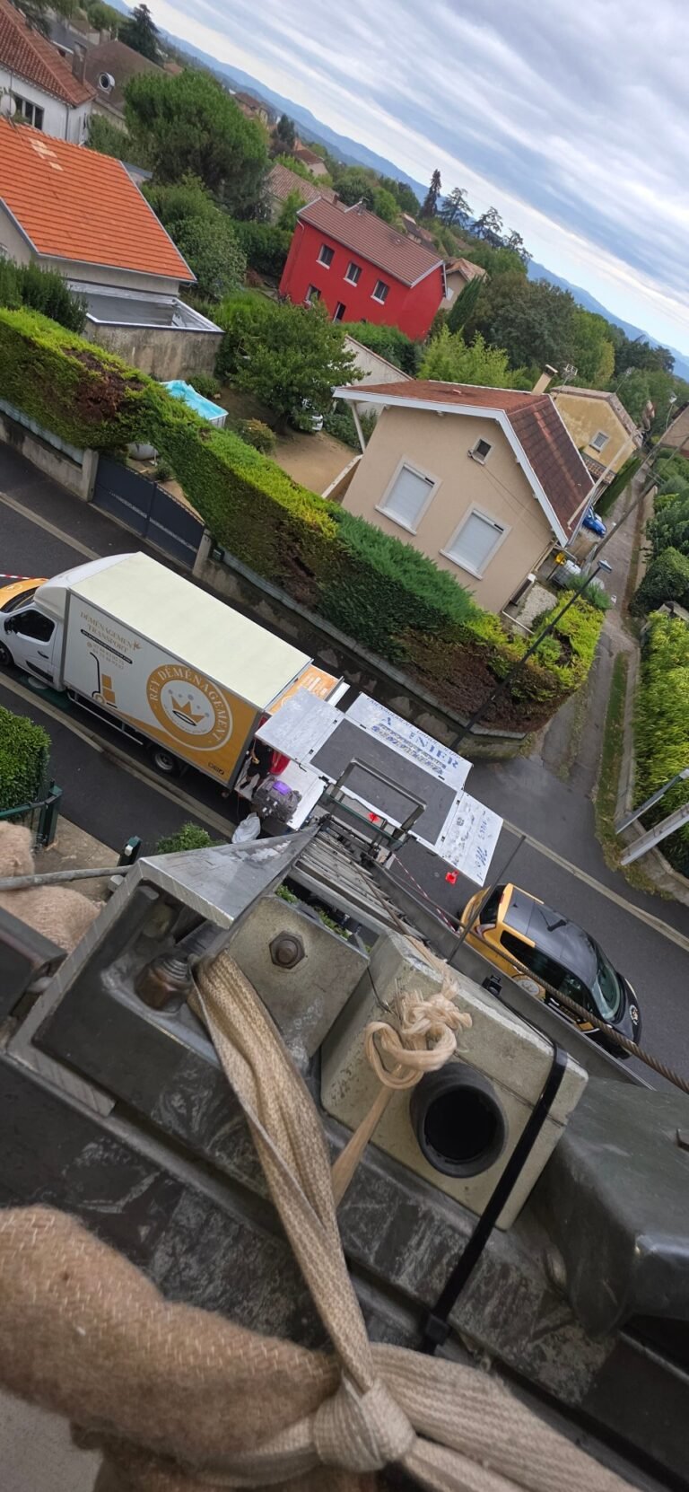 Vue depuis le monte-meubles sur le camion en contrebas